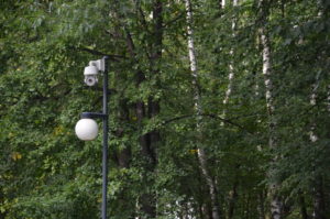 Trzecia kamera w Parku Miejskim skierowana na sklep meblowy.