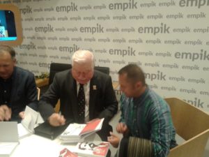 Złożenie autografu na książce. Spotkanie z Lechem Wałęsą.